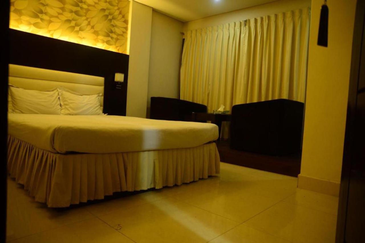 Hotel Royal Living Hotel & Suites Читтагонг Экстерьер фото